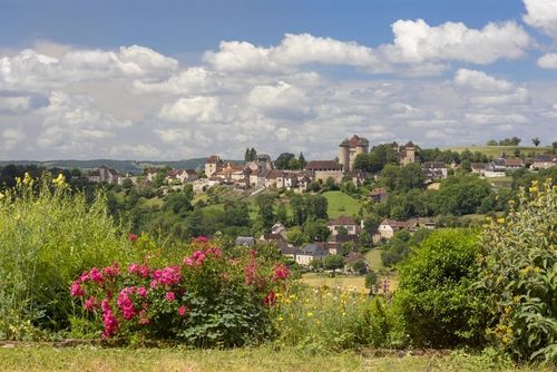 Vue sur le village de Curemonte depuis un jardin anglais privé © ©Tim Mannakee